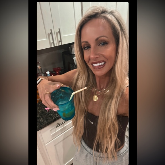 Meet your Posher, Danielle - Picture 3 of 3